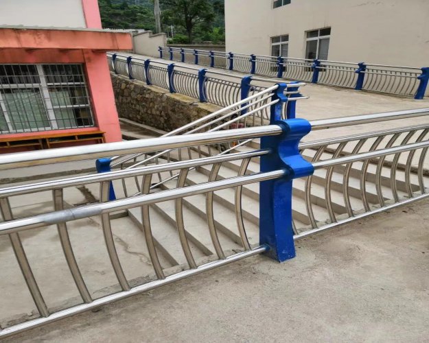 不銹鋼復(fù)合管護欄